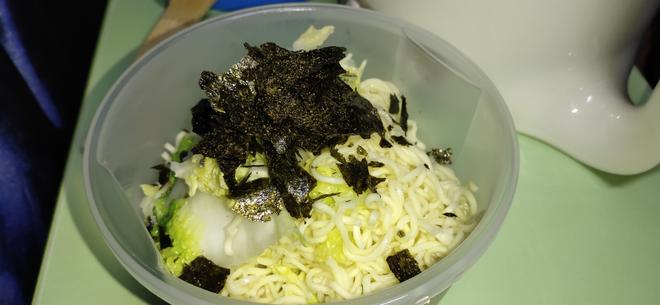 电煮锅·白菜炒面的做法