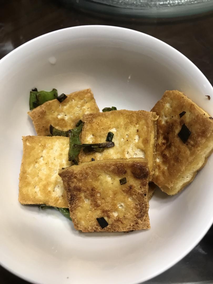 外焦里嫩，老豆腐这么做才更好吃 ！——香煎豆腐