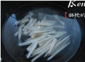 滑炒牛肉藕条 （家庭最快速、最简单入味的牛肉处理方法）的做法 步骤2