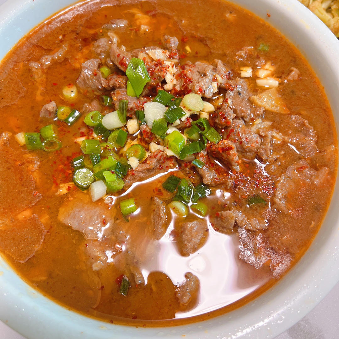 厨师长教你：“豆花水煮牛肉”做法，牛肉麻辣鲜香，豆花嫩滑入味