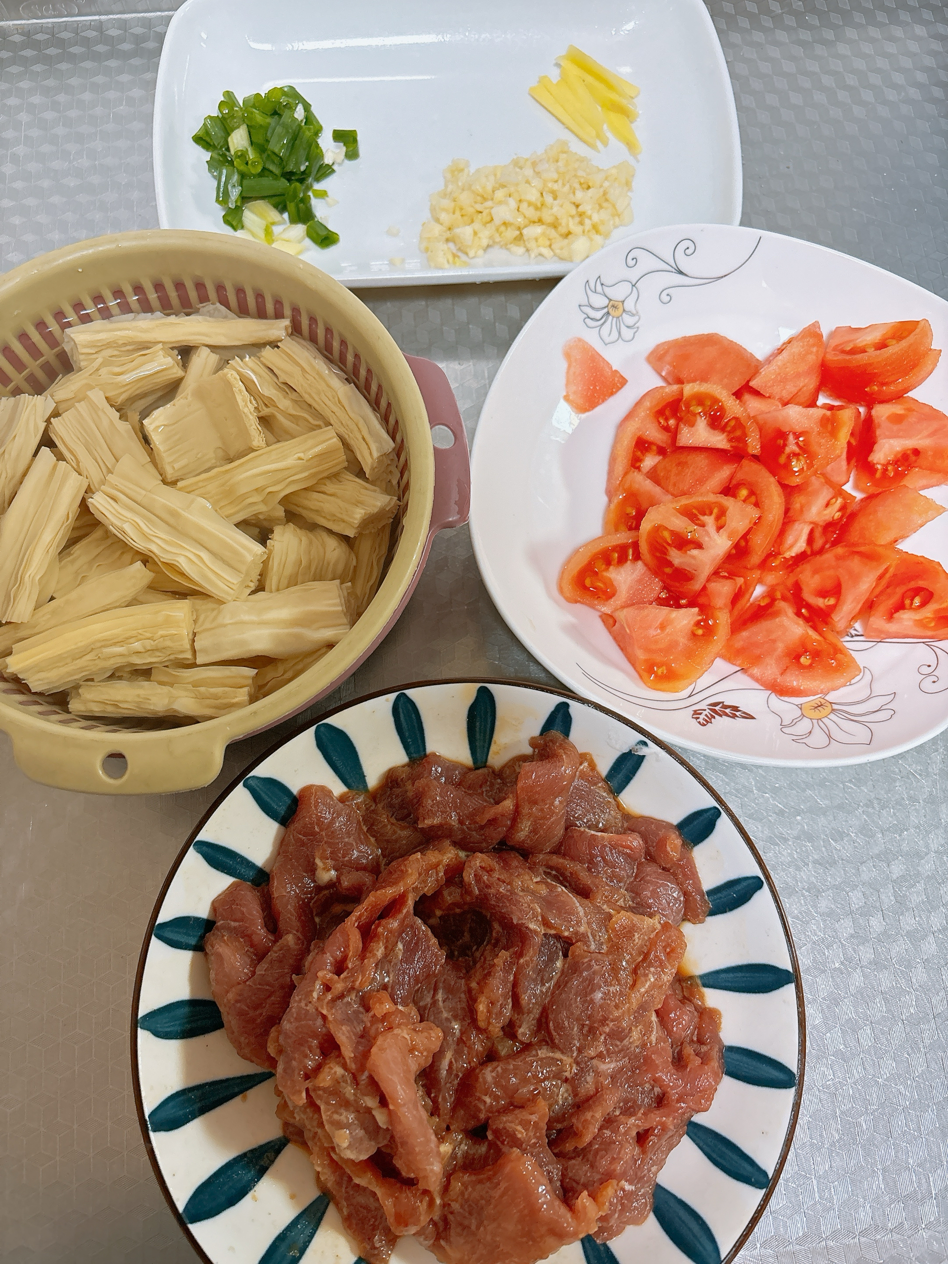 番茄🍅腐竹肉片—小孩喜欢的菜的做法 步骤1