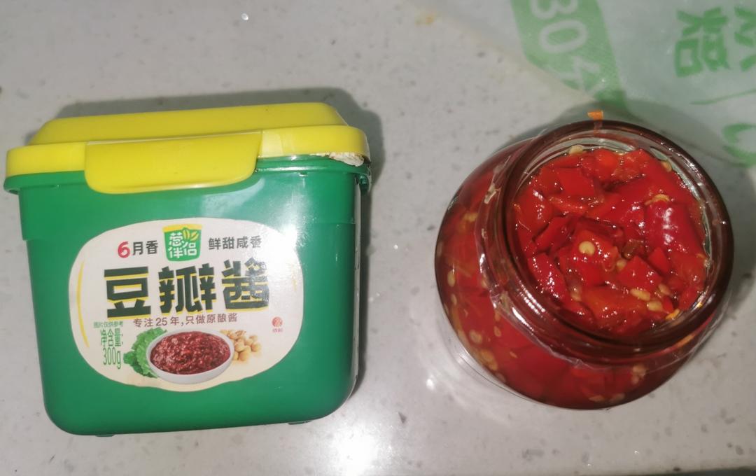 嘎鱼炖豆腐（泡椒豆瓣酱版本）的做法 步骤3