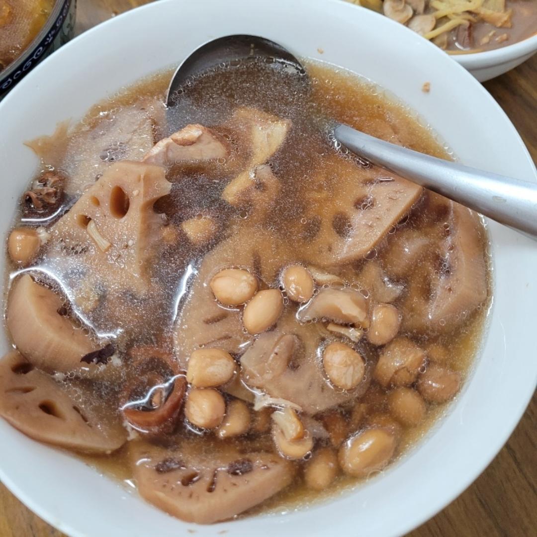 煲一款汤好喝材料也好吃的汤花生莲藕汤