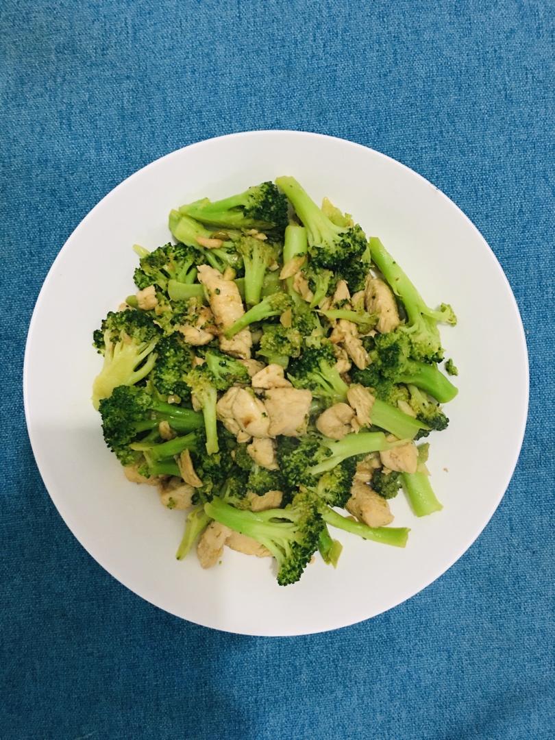 西蓝花炒鸡胸肉（最近爱上减脂餐）
