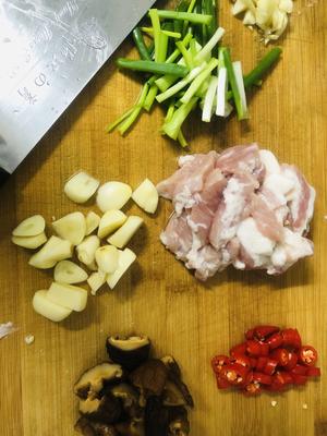 土豆焖肉的做法 步骤2