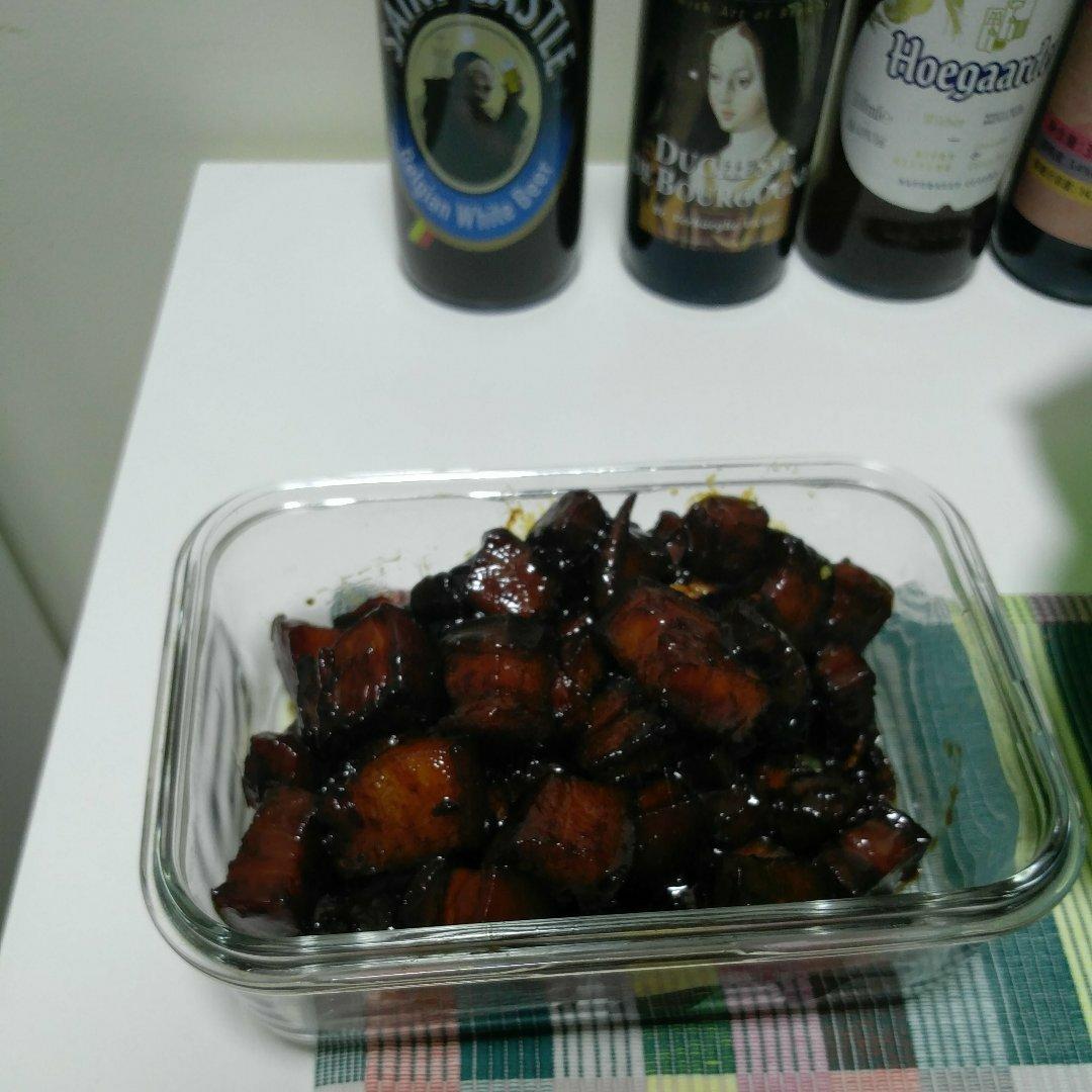 吃着碗里望着锅里的红烧肉