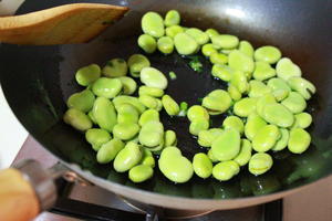 【吃下一整个春天】葱油蚕豆的做法 步骤5