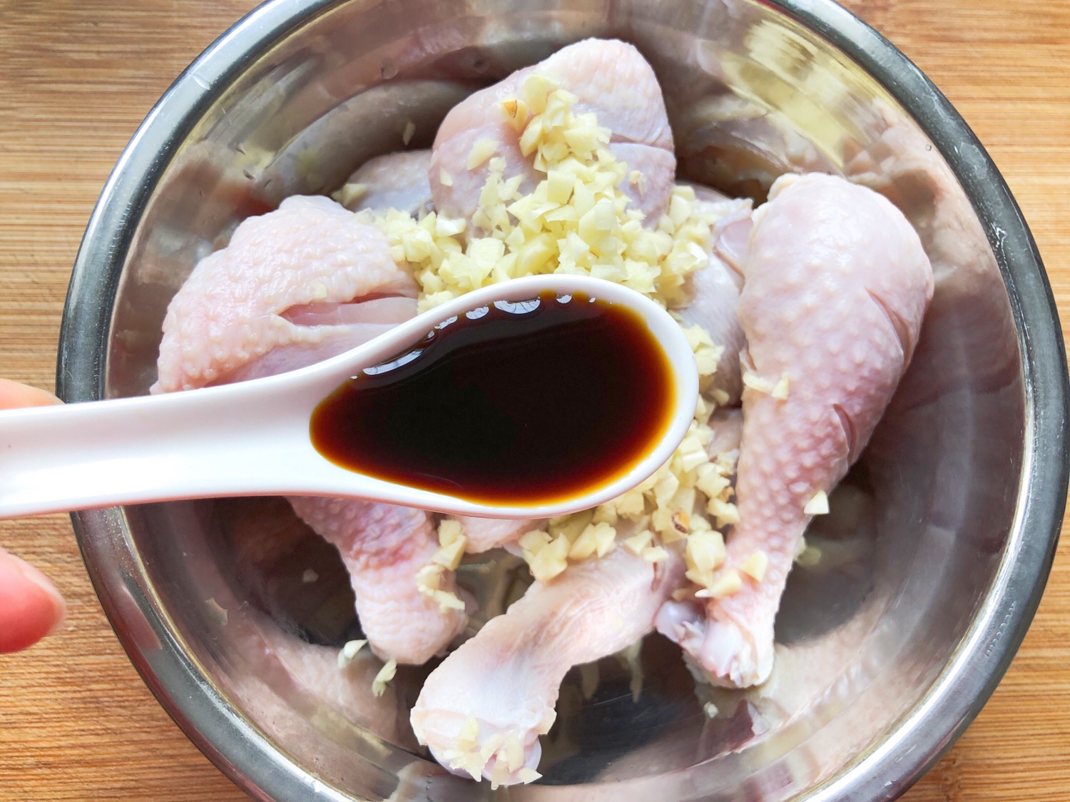 ㊙️年夜饭必备👉肉嫩多汁的蒜香蜂蜜鸡腿❗️❗️的做法 步骤3