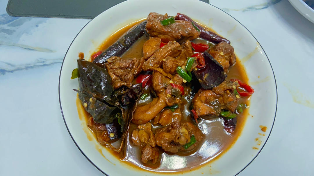 传统正宗的啤酒鸭配方和做法，鲜嫩香浓，只需炒千万不要焯水