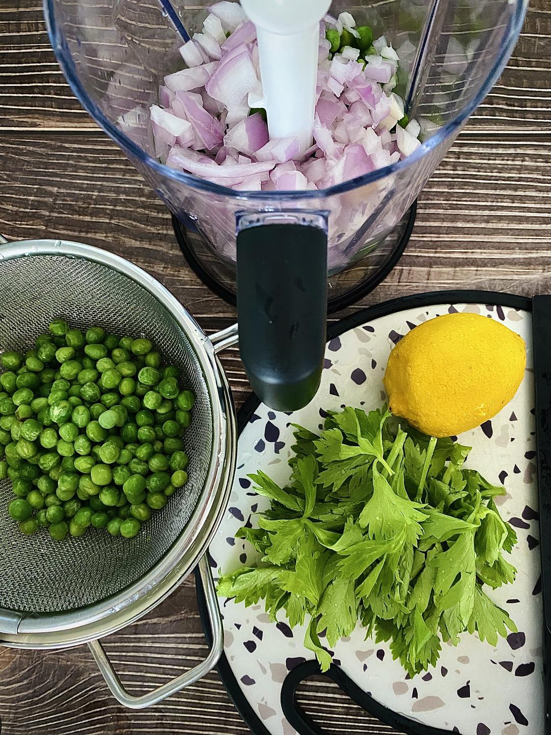 素食青豆小饼佐薄荷酸奶酱的做法 步骤1