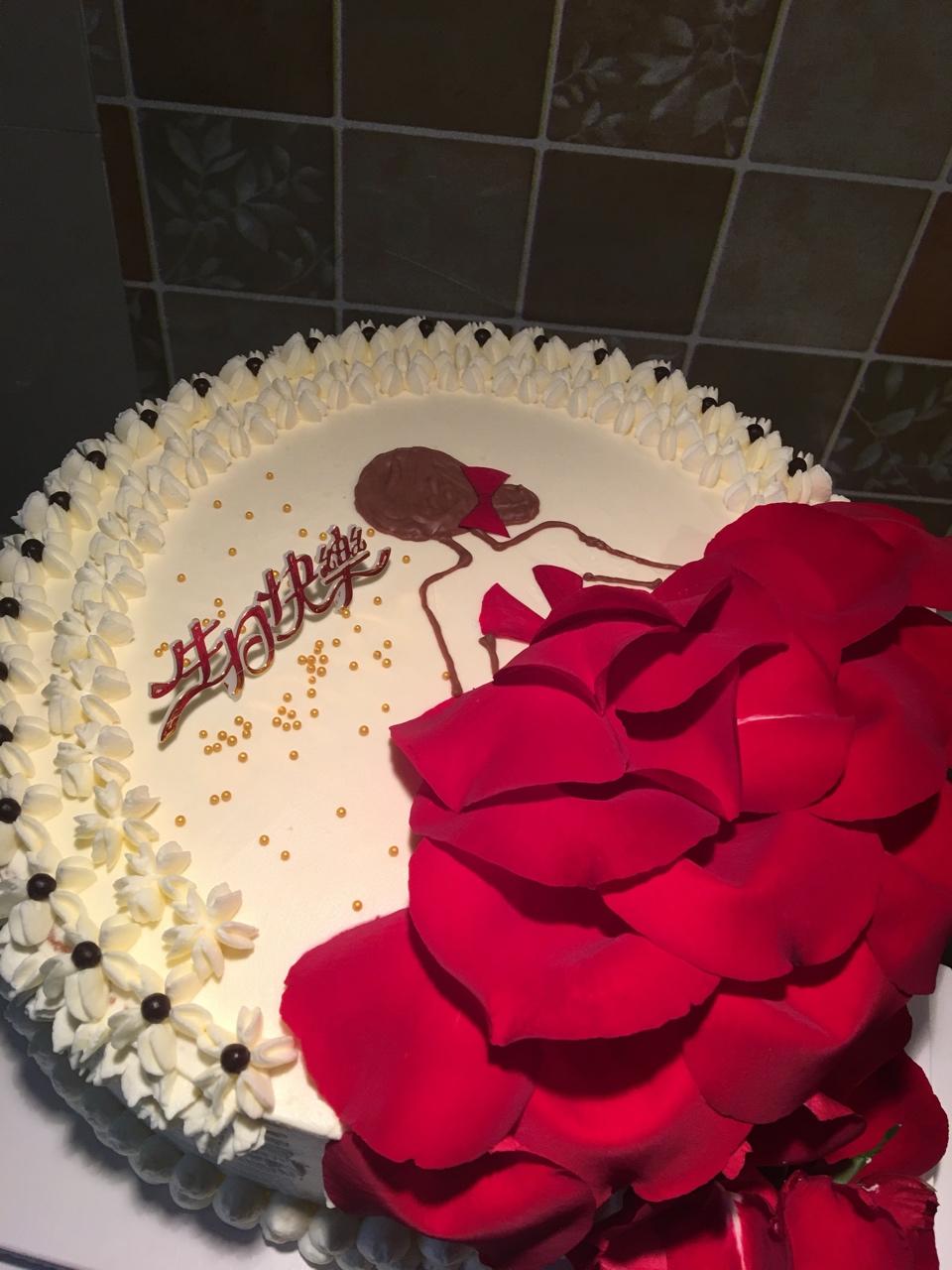 玫瑰花瓣生日蛋糕