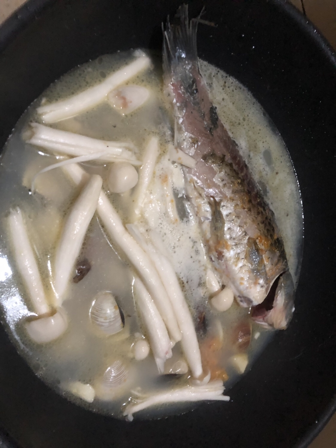 白贝鲫鱼蘑菇汤的做法 步骤3