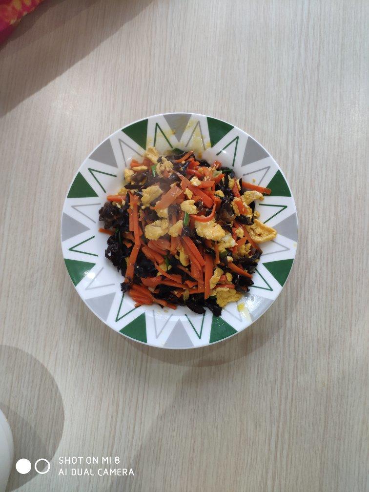 巨好吃的木耳红萝卜炒鸡蛋
