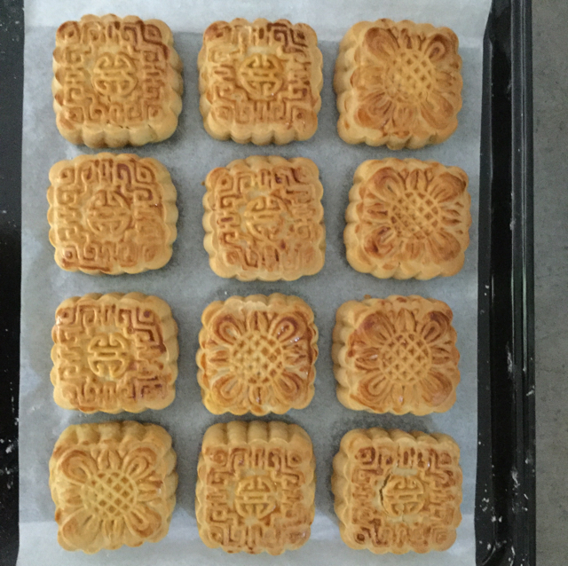 广式月饼－－蛋黄豆沙月饼