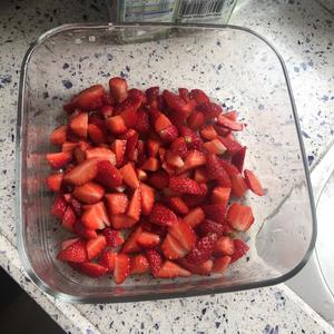 草莓椰奶冻的做法 步骤2