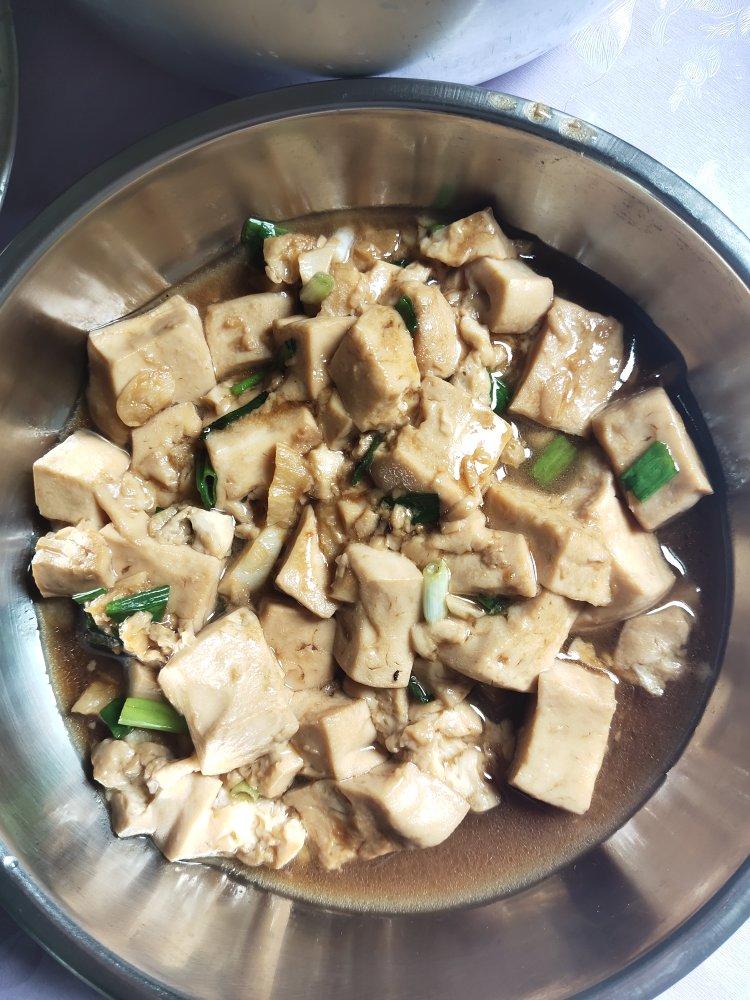 不放肉也超下饭的葱焖豆腐