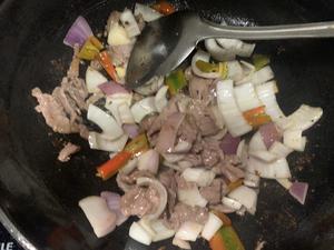 洋葱青椒炒牛肉的做法 步骤4
