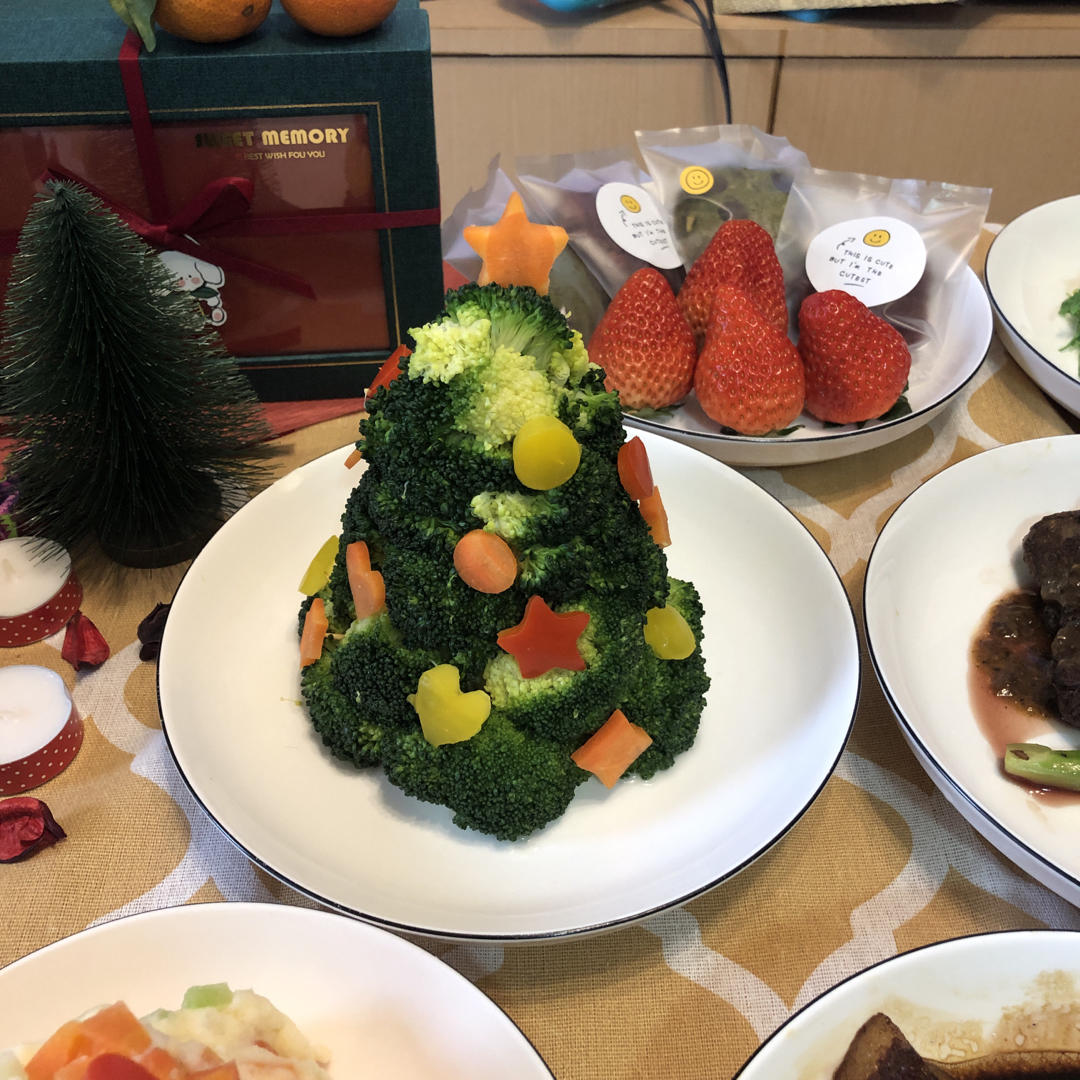 圣诞树沙拉的详细制作方法（西兰花土豆泥圣诞花环）