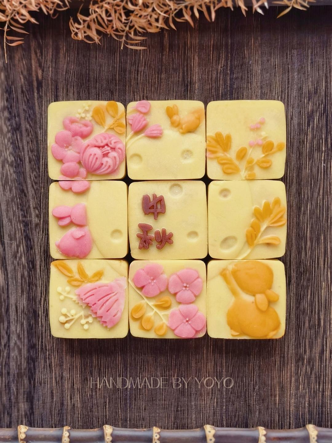 美到舍不得吃的九宫格桃山皮月饼的做法