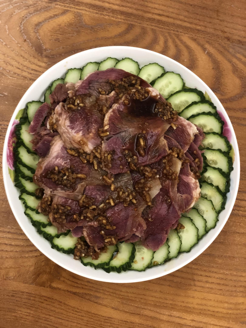 蒜泥腊牛肉凉拌黄瓜