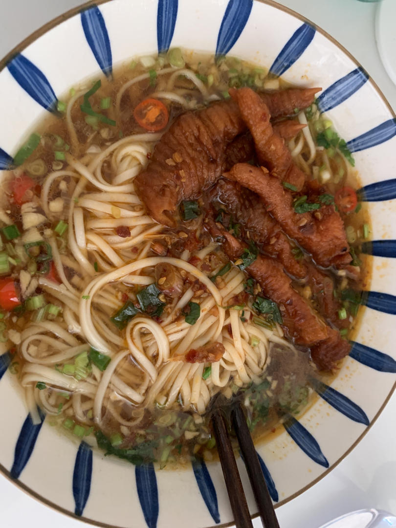 一碗清汤面 🍜 —— 秋日里的治愈系