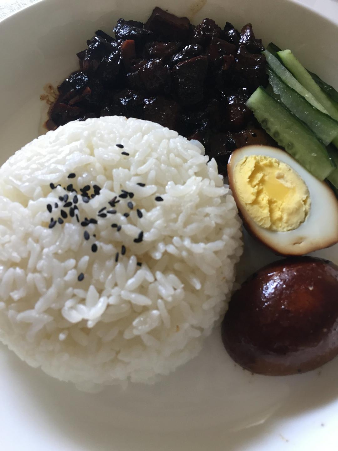 洋葱酥卤肉饭