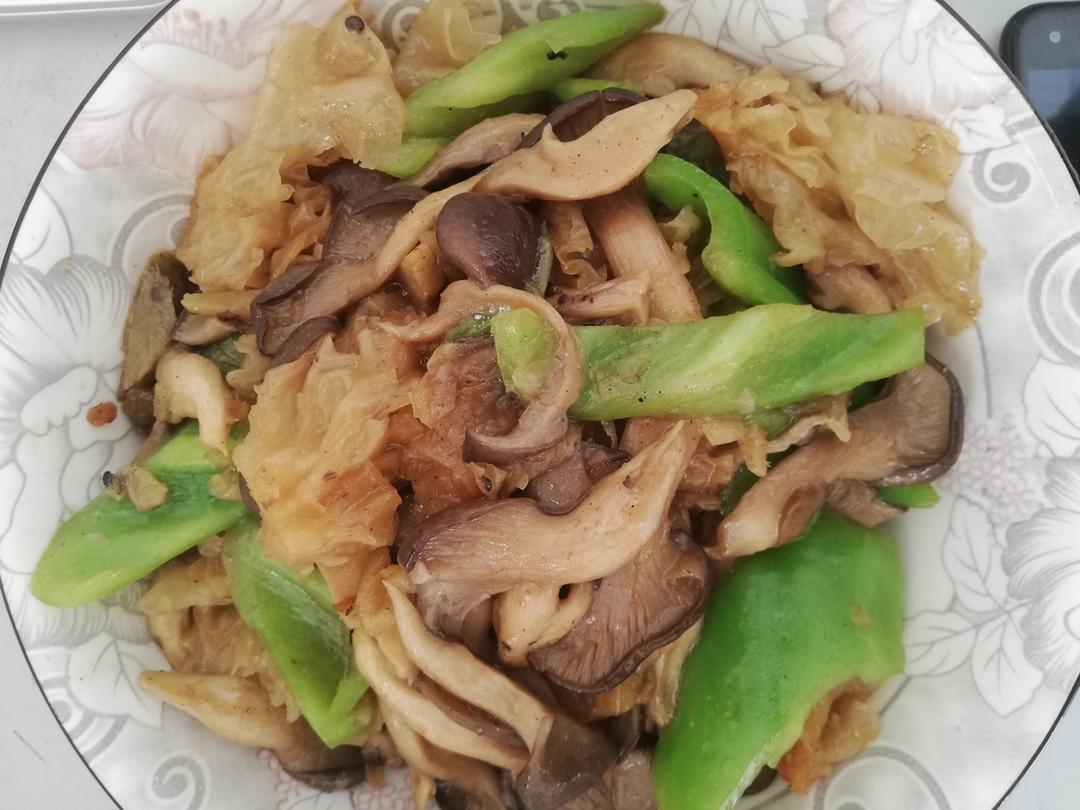平菇银耳炒青椒😋的做法