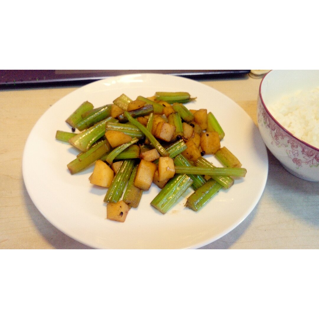 土豆炒芹菜