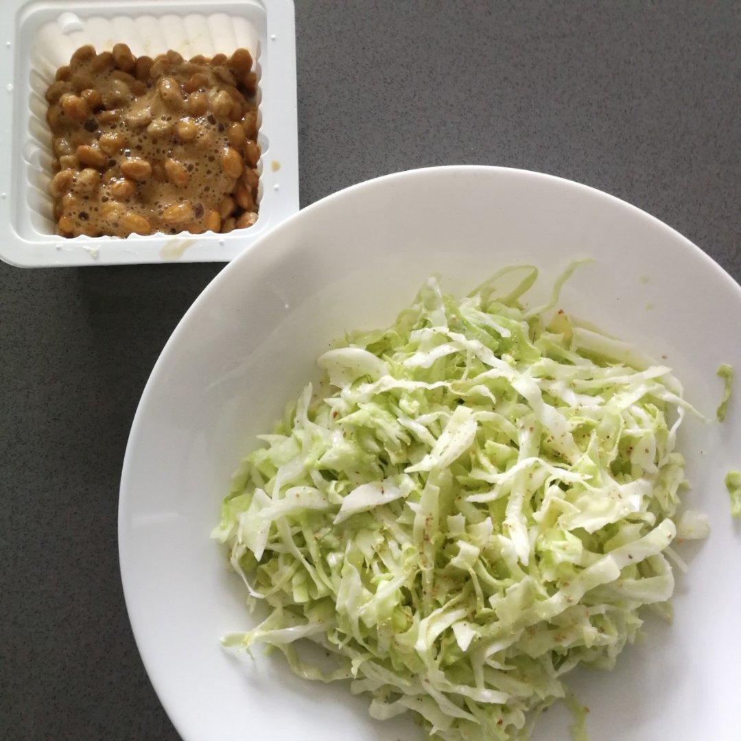 《昨日的美食》の卷心菜沙律配紫苏味纳豆