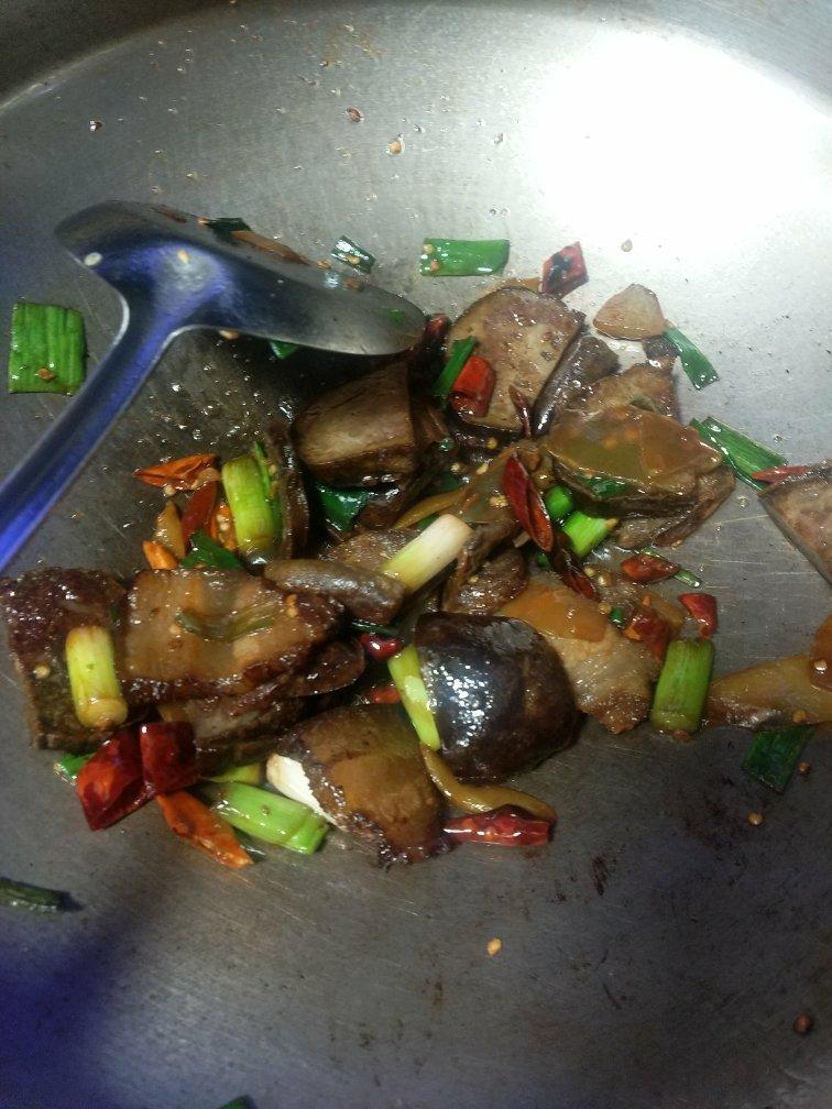 腊肉炒猪血丸子