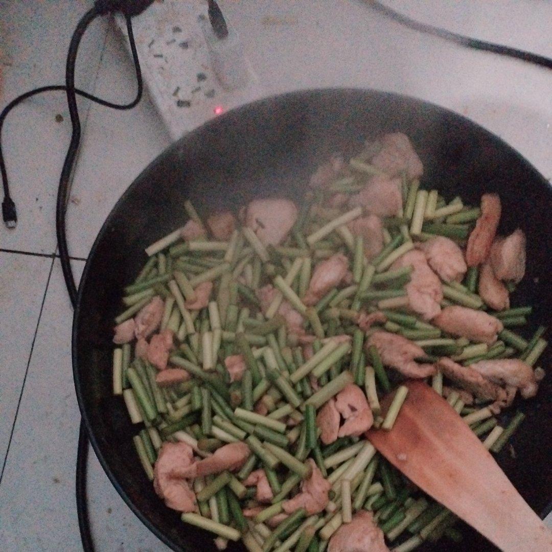 简单易做的下饭菜－蒜苔炒肉