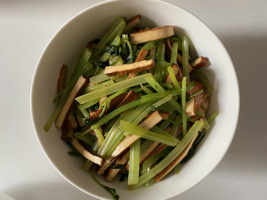 午餐晚餐简单快手下饭菜芹菜炒香干