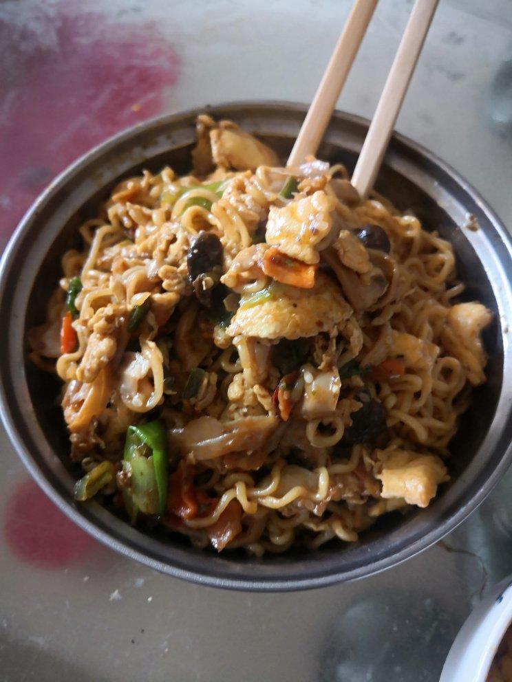 路边摊风味炒方便面