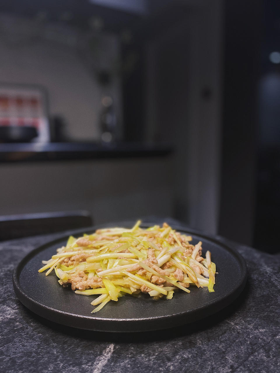 韭黄炒肉丝 ➰韭黄不只炒鸡蛋才好吃啊😋
