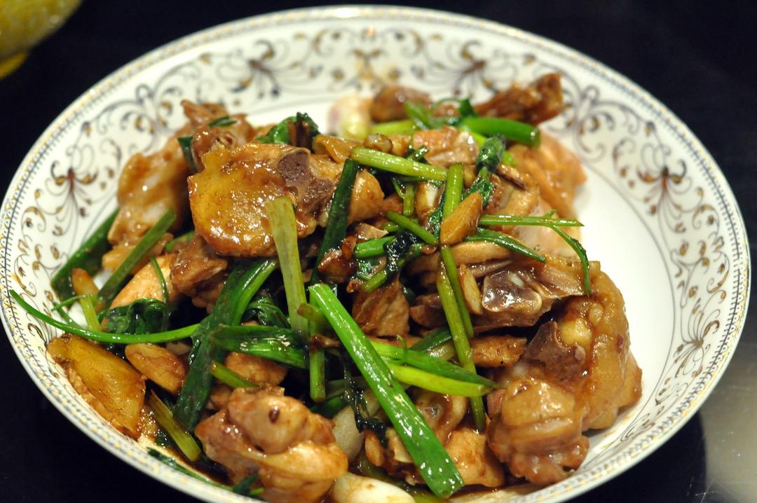 炒鸡香的农家姜葱炒鸡