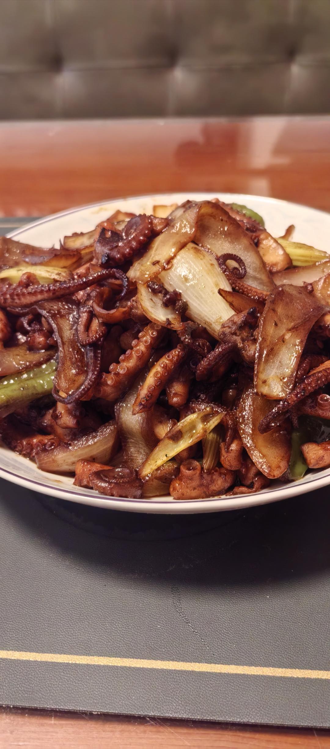 爆炒鱿鱼须，加上这一步，可以与铁板鱿鱼媲美