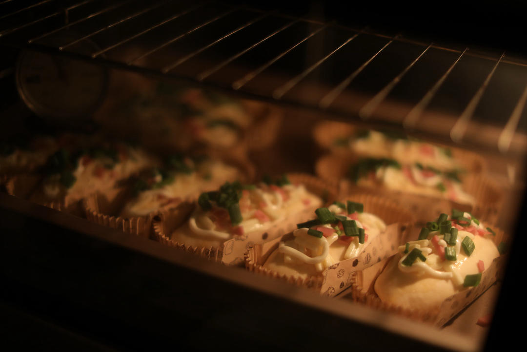 波兰种肉松香葱芝士面包