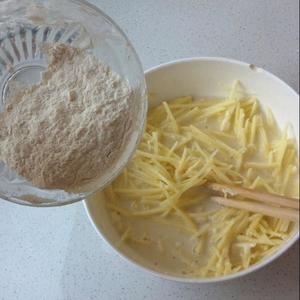 土豆丝鸡蛋饼的做法 步骤2