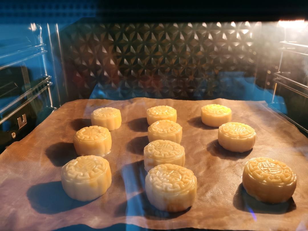 💃奶黄流心月饼——这是可以让你坐稳朋友圈厨霸位置的月饼🥮，没人点赞算我输👎