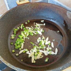 家常健康砂锅土豆粉的做法 步骤3