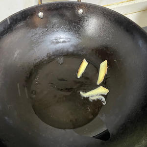 家常青椒炒肥肠的做法 步骤1