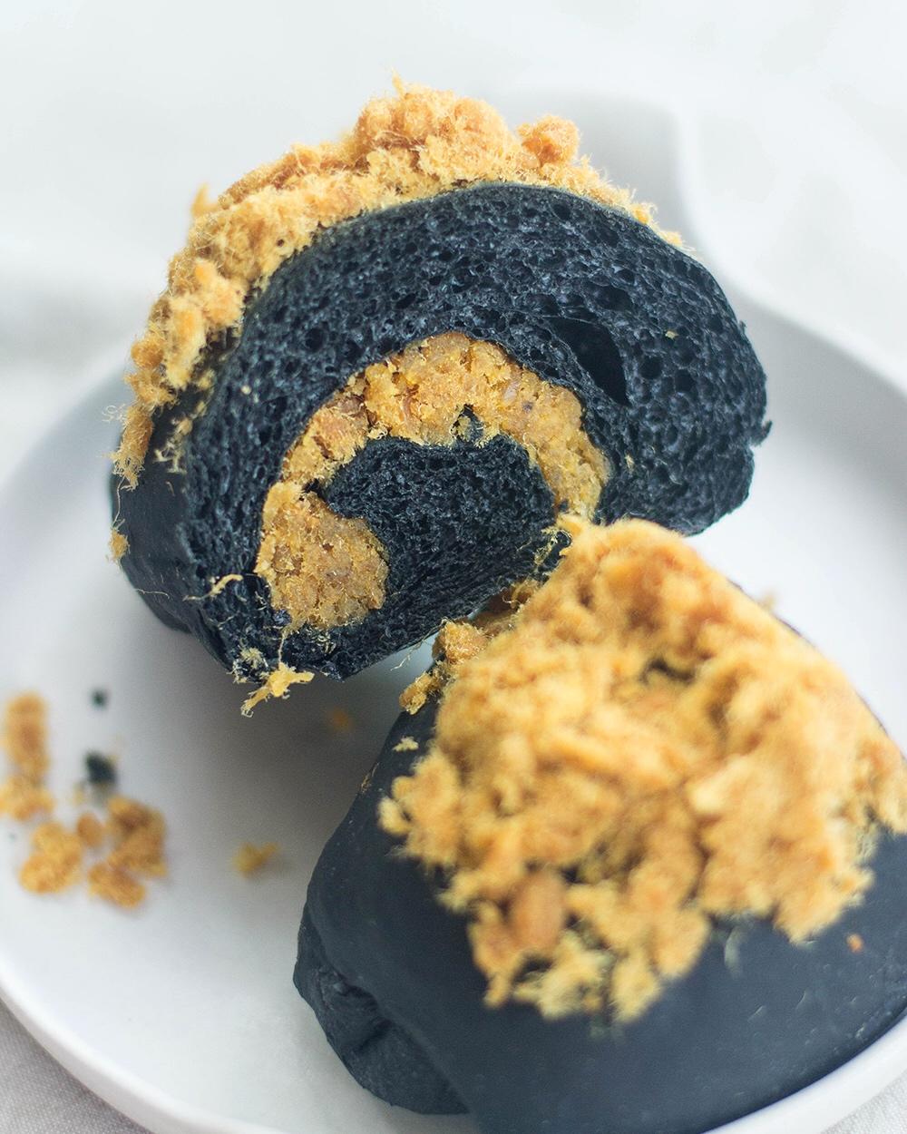 蛋黄肉松黑旋风软欧