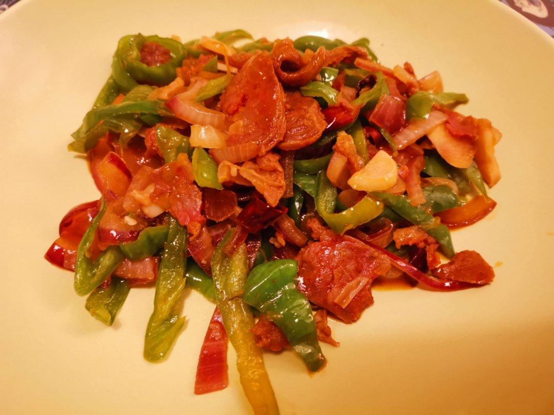 腊肉尖椒炒洋葱
