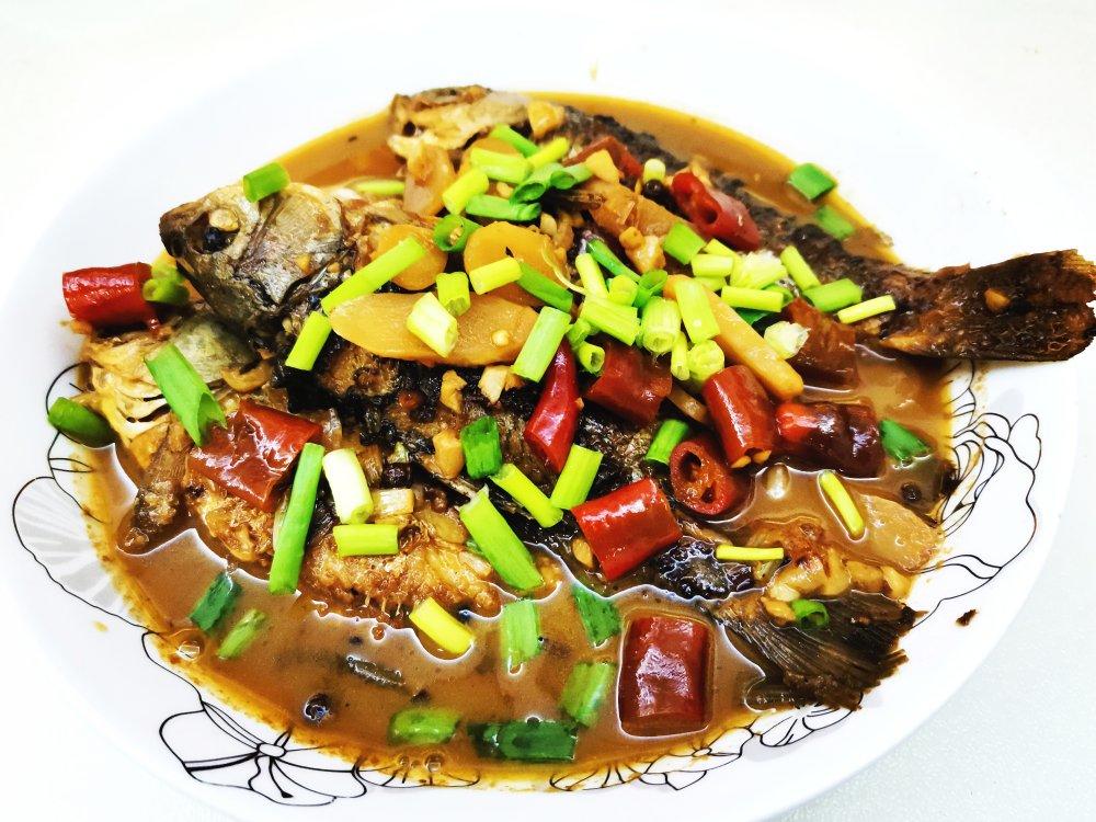 细嫩鲜香家常红烧小鲫鱼