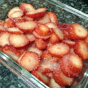 清澈透亮的草莓汽水的做法 步骤1