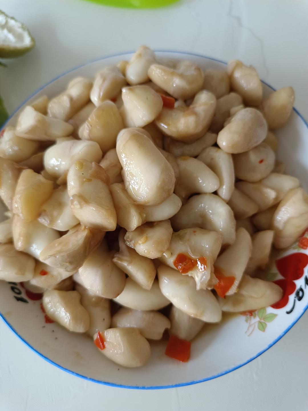清炒嫩菱角，味道甘甜，小孩子好喜欢吃