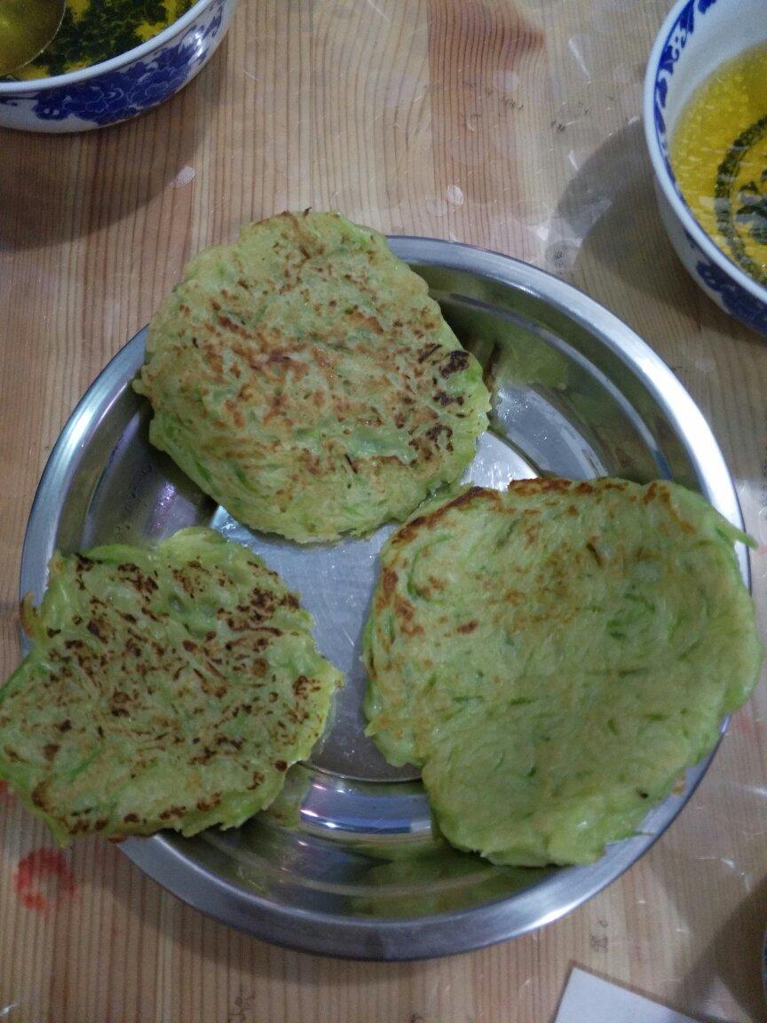 小茜爱噻噻做的青萝卜饼(萝卜丸子味的)