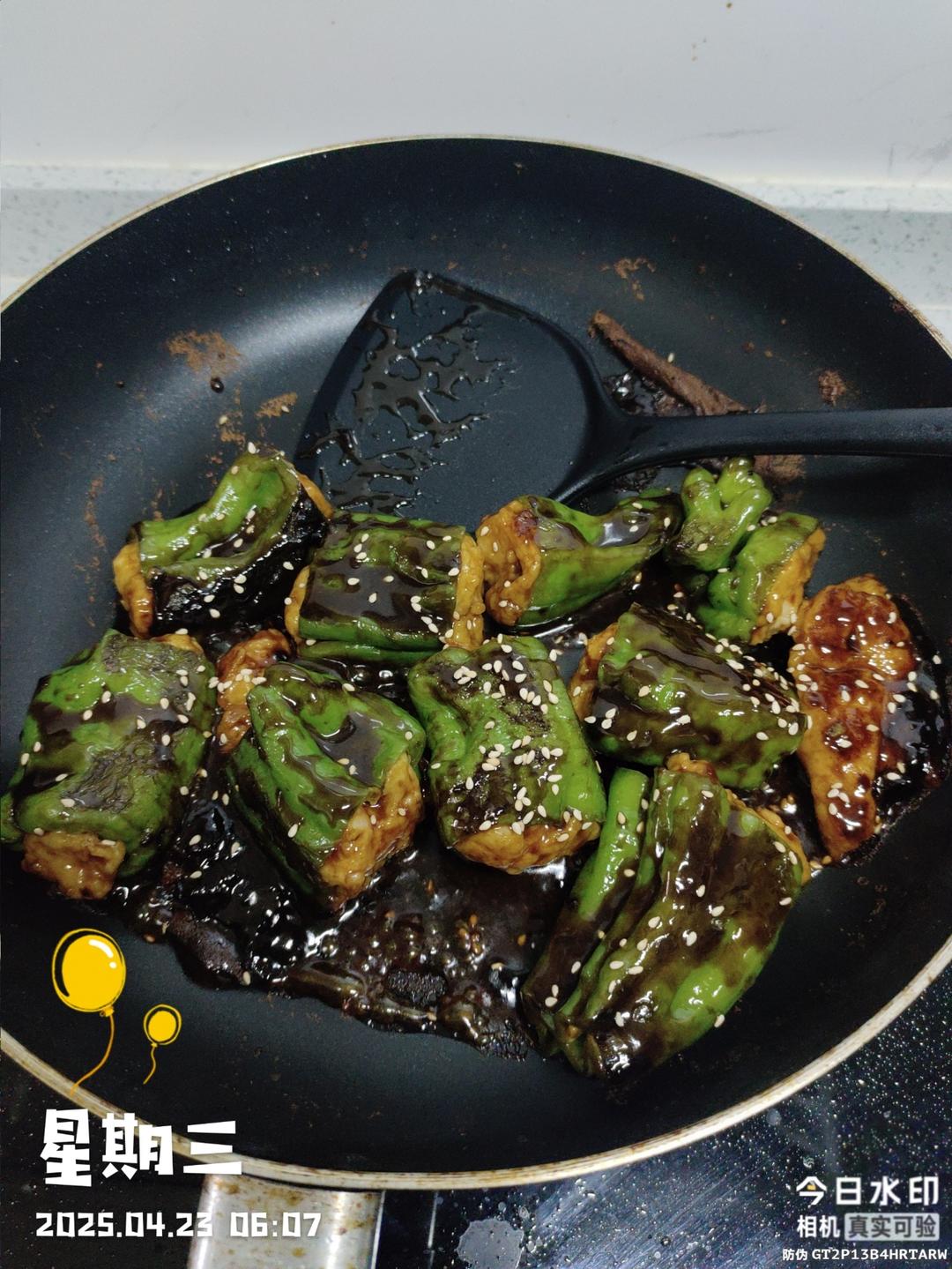 下饭菜“青椒酿肉”，香糯多汁鲜嫩下饭
