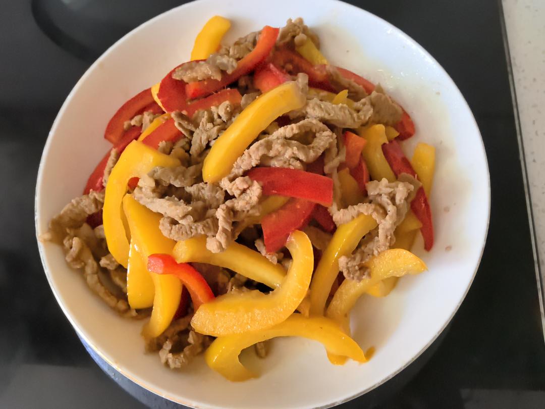 色彩鲜亮饱满的牛肉菜，孩子爱吃的——彩椒牛柳【孔老师教做菜】