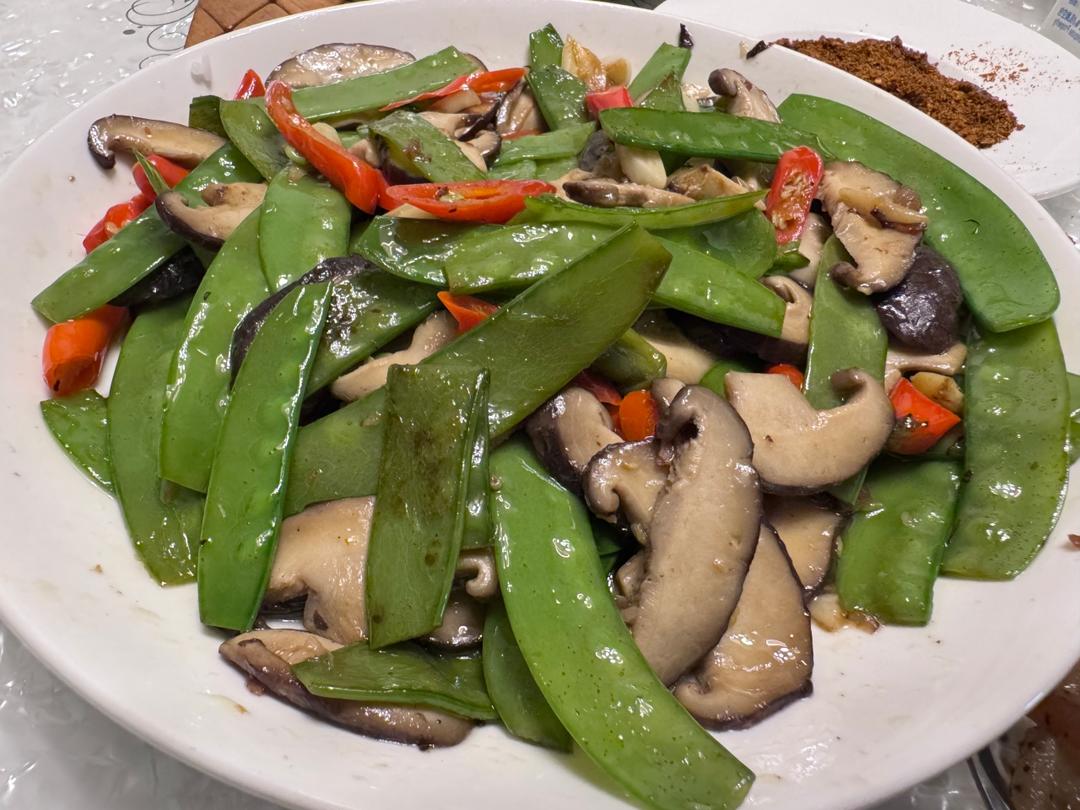 豌豆荚炒木耳鲜香菇